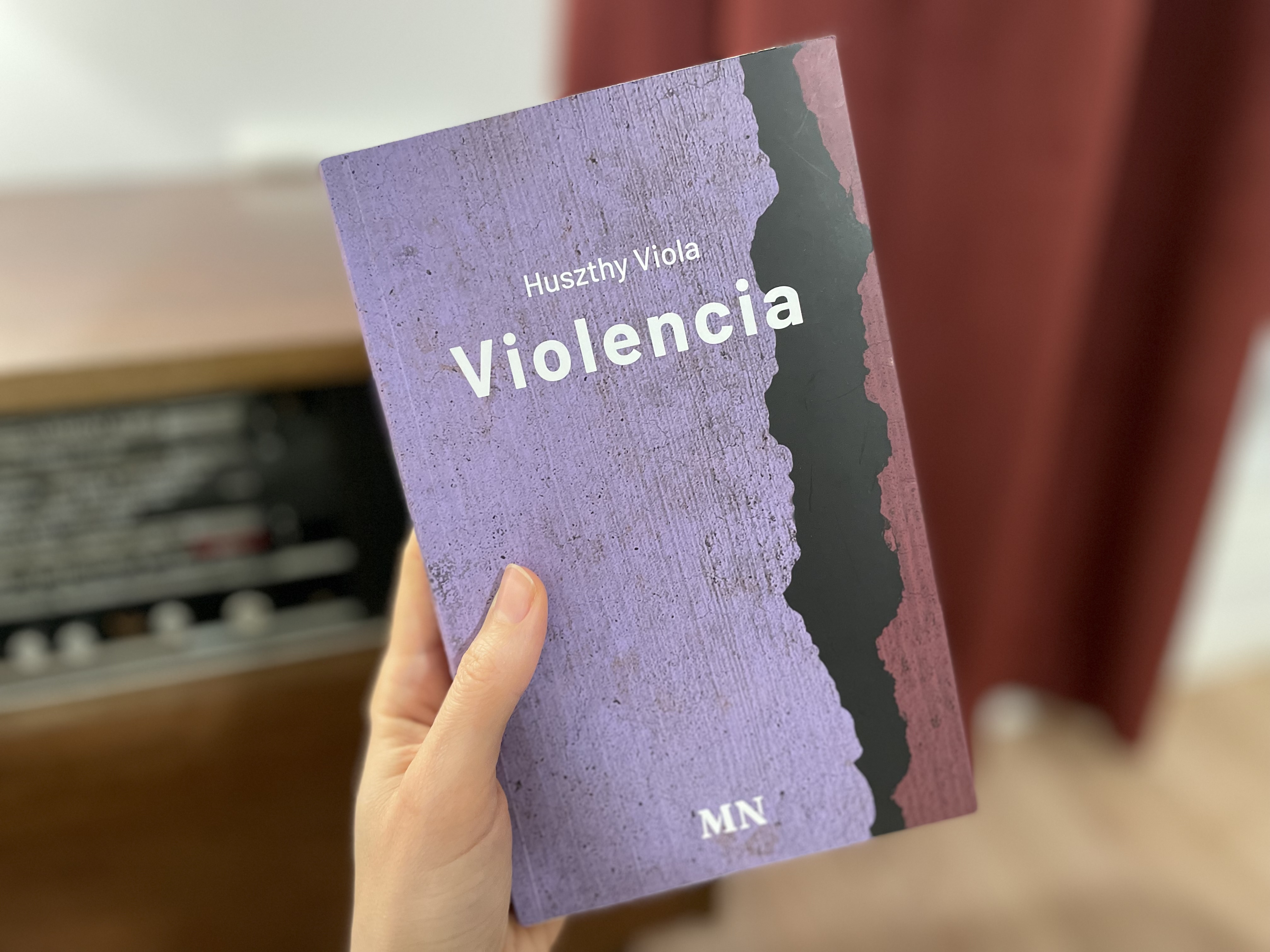 Interjú Huszthy Violával, a Violencia című könyv írójával